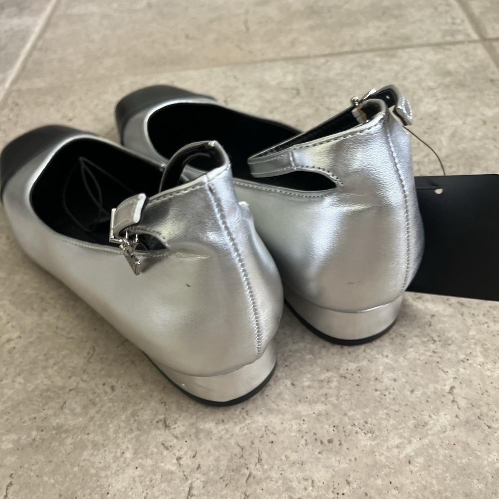 GBG Guess Womens 8 Silver Black NWT Metallic Cap Toe Ankle Strap - Picture 4 of 11